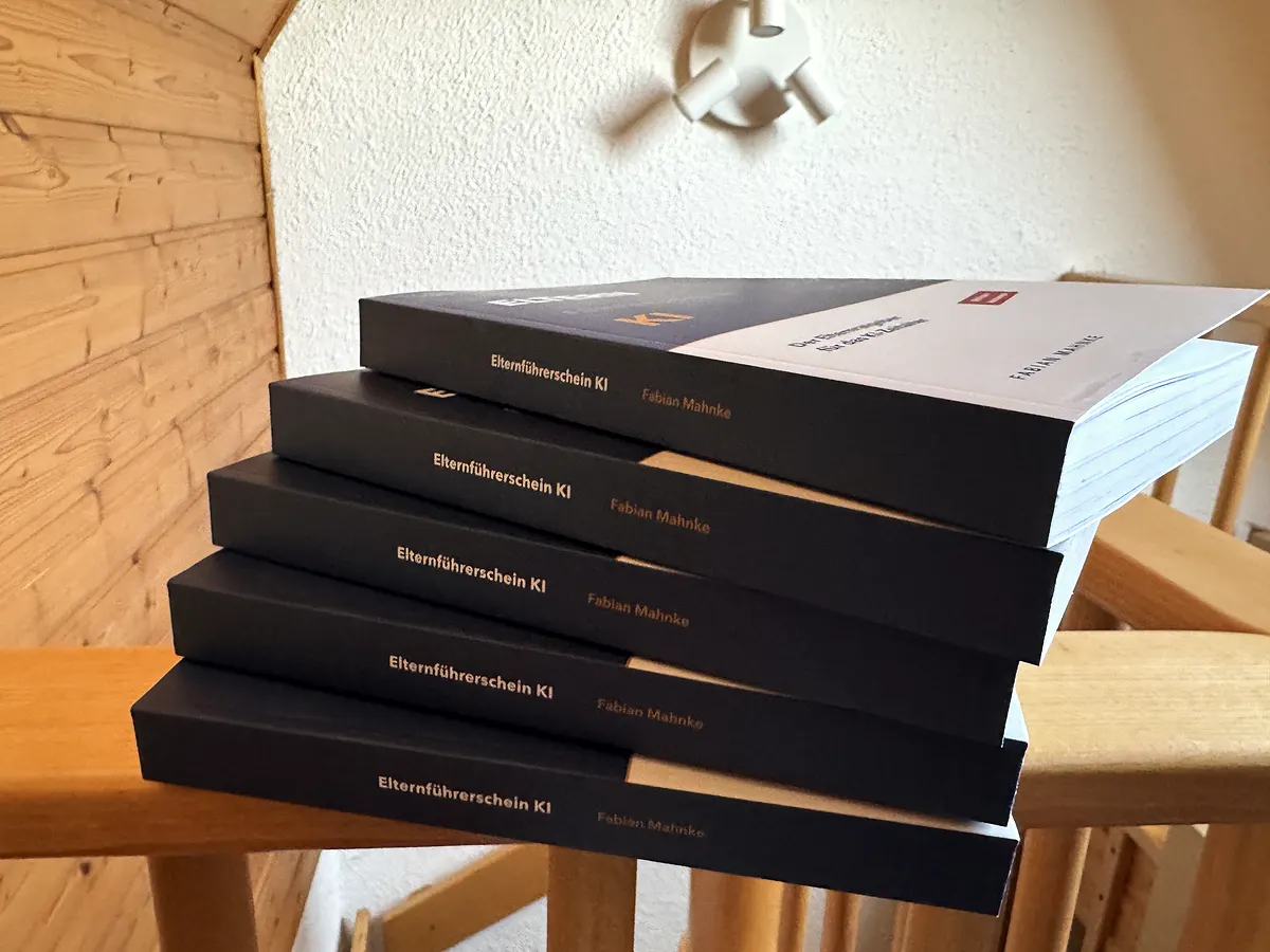 Die gedruckte Pilot-Auflage: ein Stapel Elternführerschein-KI-Bücher